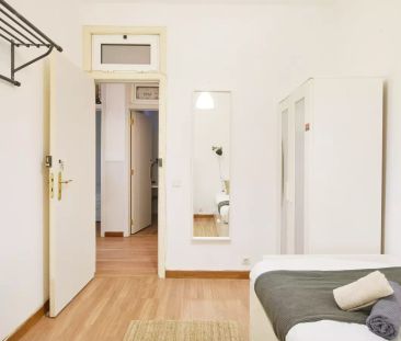 Room in a shared 7-bedroom apartment for rent in Lisbon. - Foto 3