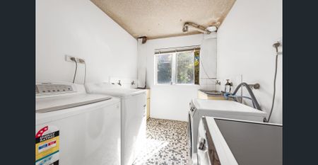 Neat & Tidy First-Floor 2 Bedroom Unit in an Ultra-Convenient Location - Photo 2