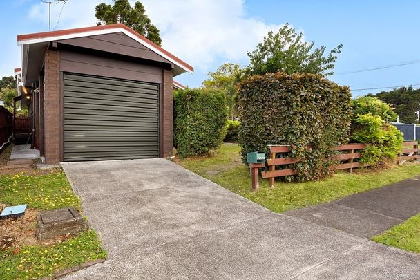 Charming 3BR Hillpark Haven w/ Deck - Photo 1