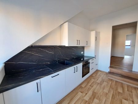 Dachgeschoßwohnung im Altbau: Erstbezug nach Sanierung mit Balkon und Einbauküche! - Foto 5