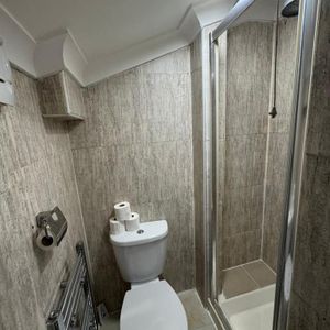 1 bedroom in a flat share to rent - Photo 3