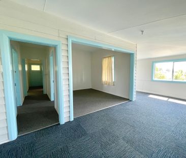 Peaceful 3 Bedroom Farmhouse in Woodford Island with Water Included - Photo 5