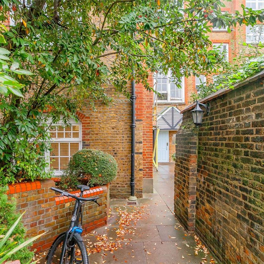 Historic conversion in one of East London's more desirable, tree-lined streets. - Photo 1