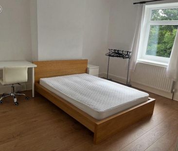 1 bedroom in a house share to rent - Photo 2