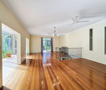 Spacious Family Home in Leafy Cul-De-Sac, with Pool! - Photo 1