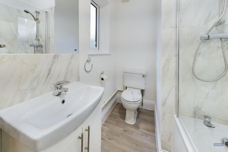 1 bedroom Flat To Let - Photo 5