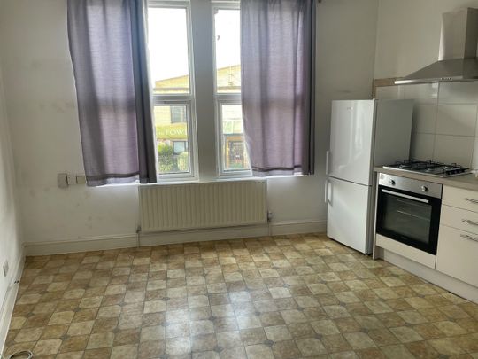 2 Bed Flat, Garratt Lane, SW18 - Photo 1