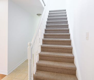 For Lease - 2030 Glenada Crescent, Oakville, Ontario - Photo 2