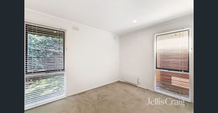 Cosy Unit Living in the Heart of Rosanna - Photo 4