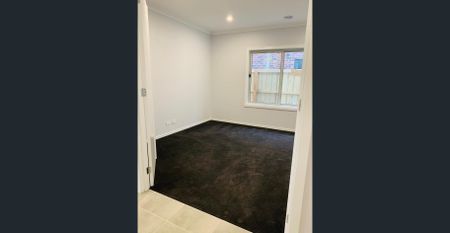 Spacious Family Home in a Prime Werribee Location - Photo 2