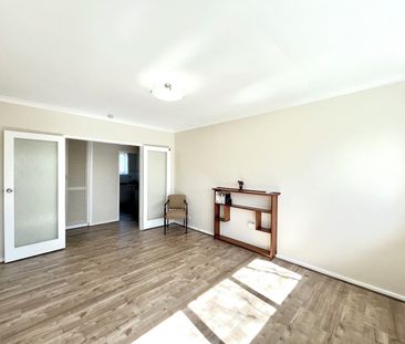 LOVELY TWO BEDROOM APARTMENT IN IDEAL LOCATION - Photo 5