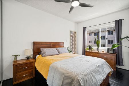 Easy Beach Lifestyle in a Fresh and Bright Apartment - Photo 4