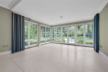 Set in a beautifully private setting, approximately 1.3 miles to ACS Cobham. - Photo 3
