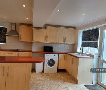 4 bedroom semi-detached house to rent - Photo 5