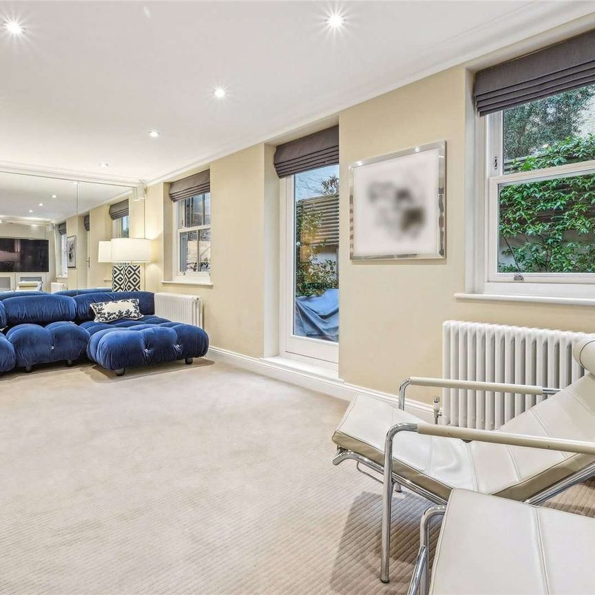 Beautifully presented and immaculate throughout, a well proportioned four bedroom home with private gardens and terrace moments from the shops, bars and restaurants of the King's Road. - Photo 1