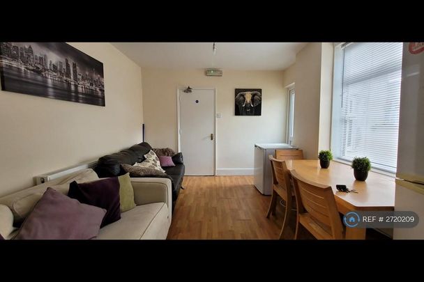 1 bedroom in a house share to rent - Photo 1