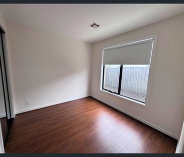 Comfortable & Contemporary Family Living in the Heart of Tarneit - Photo 2