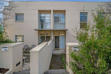Spacious and Light-Filled Townhouse - Photo 3