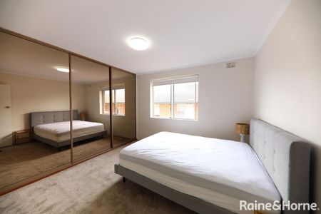 Fantastic furnished two bedroom in the heart of Kensington - Photo 3
