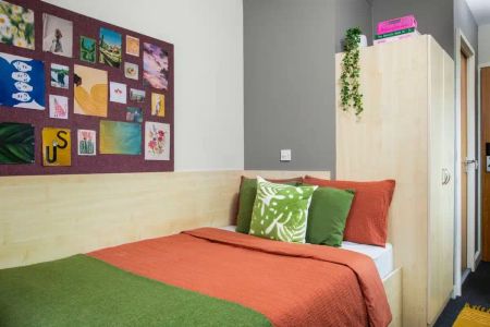 Medium Standard Double Ensuite: Three Bed Flat - Photo 3