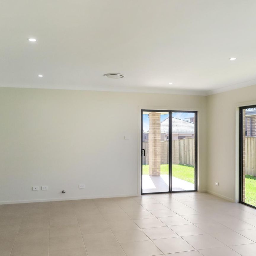 72 Sandpiper Circuit, Aberglasslyn NSW 2320 - House For Rent | Domain - Photo 1