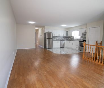 **BEAUTIFUL** RENOVATED 2 BEDROOM MAIN UNIT IN WELLAND!! - Photo 2