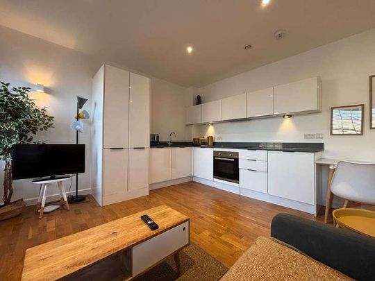 Clarence Street, Staines-upon-thames, Surrey, TW18 - Photo 1