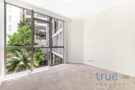 GORGEOUS SPLIT-LEVEL APARTMENT BOASTING ULTRA MODERN FINISHES - Photo 5