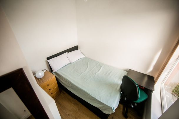 Room in a Shared House, Harehills Lane, LS8 - Photo 1