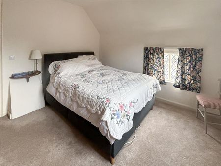 3 bedroom character property to rent - Photo 5