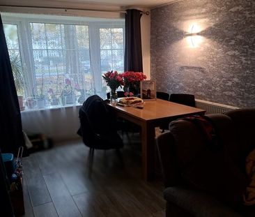 2 Bed Flat, Scott Hall Road, LS17 - Photo 2