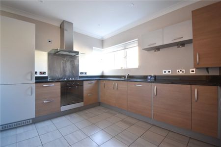 Well presented 2 bedroom second floor apartment for rent in Cambridge convenient for the City centre, Addenbrookes and station. Large balcony. Allocated parking. GCH. Unfurnished. - Photo 2