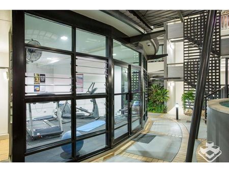 Urban Loft Living in the Heart of Teneriffe - Photo 4