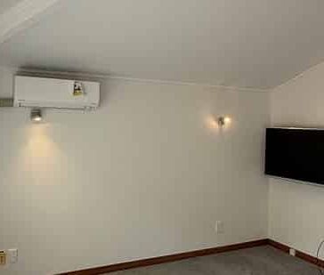 Chic Parnell 3BR Townhouse w/ Parking - Photo 2