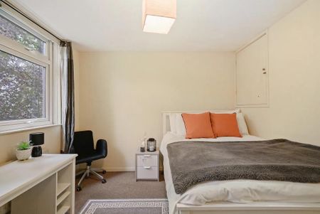 1 bedroom in a house share to rent - Photo 2