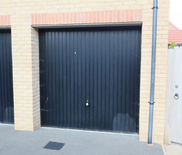 3 bedroom end of terrace house to rent - Photo 2