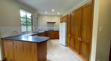 Spacious, Bright, Tidy & Ideally Located - 6 -... - Photo 3