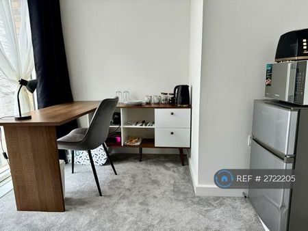 1 bedroom in a house share to rent - Photo 2