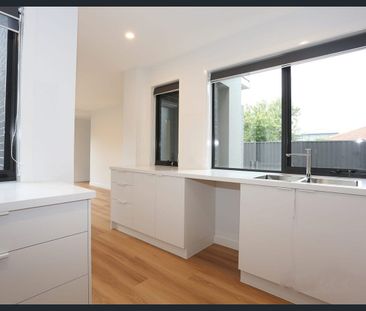 Modern Two-Bedroom Townhouse – Convenient & Stylish Living - Photo 2