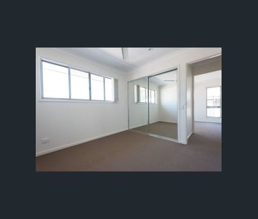 $570pw FULLY FURNISHED Avail 26 Oct Gated Complex - Photo 2