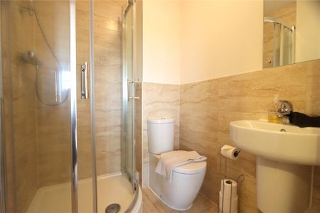 2 bedroom Flat in Kestrel Road, Farnborough - Photo 2