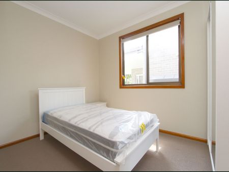 Charming 2 Bedroom Semi! - Photo 3