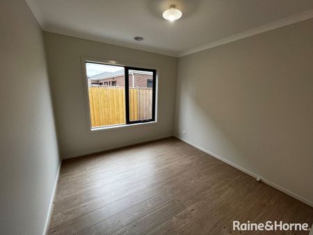 3 Ravine Place, Thornhill Park, VIC 3335 - Photo 2