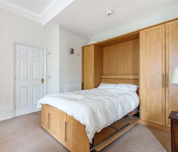 A first floor apartment to rent in a characterful building within a mile from the heart of Reading town centre. - Photo 1