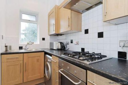 3 bedroom property to rent in London - Photo 2