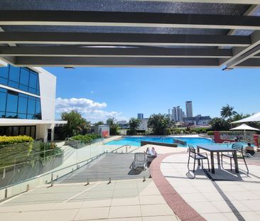 Luxurious Fully Furnished Apartment with Stunning Views - Photo 2