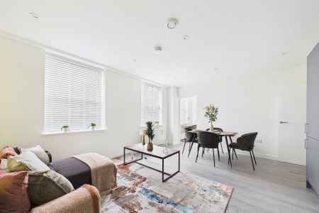 Station Road, Egham, Surrey, TW20 - Photo 2