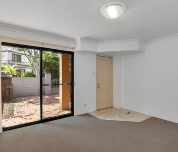 3 BEDROOM TOWNHOUSE WITH FRONT & REAR COURTYARDS - Photo 3