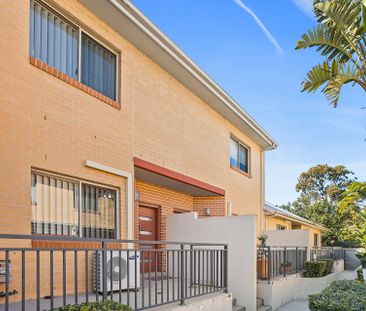 Spacious Townhouse in Central Location - Photo 1