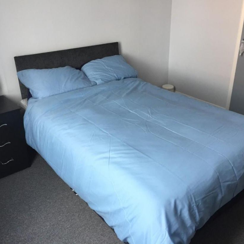 Room 4, 12 Infirmary Road, Chesterfield, Derbyshire - Photo 1